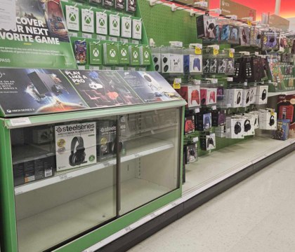 В Microsoft опровергли информацию что крупные магазины снимают с продажи Xbox На Reddit появилась информация что крупнейшие американские сети магазинов Target и Walmart начали убирать продукцию Xbox из своего ассортимента Новость быстро растиражировалась СМИ и пользователями социальных сетей В целом все выглядит логично на фоне слабого спроса на консоли Xbox и информации что крупный ритейлер Costco ранее сократил продажи игровой продукции Microsoft