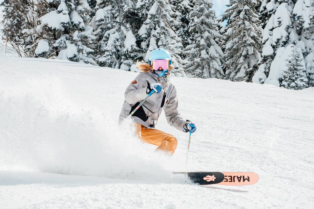 За длинные зимние выходные турпоток в Сочи составил более 470 тысяч человек Почти 281 тысяча гостей это туристы которые разместились в отелях ещё около 190 тысяч человек посетили городские объекты с экскурсиями сообщил глава курорта Андрей Прошунин Средняя загрузка средств размещения Сочи в этот период составила 74 7 а в горном кластере более 75 Тремя горнолыжными курортами за это время продано более 200 тысяч ски пассов Прошунин отметил что в целом за 2025 год Сочи принял более 7 93 миллиона туристов это немного меньше рекорда 2024 года Кубанские Новости   Мы в MAX