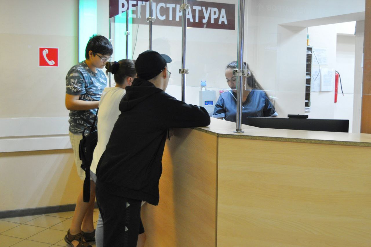 Профилактические медицинские осмотры в ЕАО уже прошли более 11 тысяч детей Профосмотры необходимы чтобы проверить здоровье ребенка и при наличии медицинских показаний своевременно направить его на дополнительное обследование Самостоятельно посещать врачей не нужно Для удобства родителей и детей осмотры специалисты проводят прямо на базе образовательных организаций С 1 сентября 2025 года в силу вступает новый приказ Минздрава России согласно которому для несовершеннолетних меняются сроки прохождения осмотра у некоторых врачей а в списке исследований добавилось несколько новых пунктов рассказывает и о начальника областного департамента здравоохранения Анастасия Мартынова Среди обязательных ежегодные осмотры у педиатра и стоматолога Другие врачи офтальмолог эндокринолог невролог ортопед хирург и ЛОР осматривают школьников по специальному графику с определенными интервалами Некоторые специалисты начинают проводить ежегодные осмотры только при достижении ребенком определенного возраста В том числе с 13 лет девочки ежегодно посещают гинеколога мальчики уролога андролога в 12 лет все дети проходят консультацию у психиатра с 14 лет осмотр у психиатра становится ежегодной процедурой Такой ступенчатый подход позволяет контролировать здоровье детей с учетом возрастных особенностей развития Как отмечает зам главного врача по поликлинике ОГБУЗ Детская областная больница Олеся Беляева жителей ЕАО стараются максимально охватить профилактическими осмотрами так как заболевание всегда проще предупредить чем в дальнейшем лечить Это полностью соотносится с той задачей которую перед руководителями системы здравоохранения ставит врио губернатора ЕАО Мария Костюк медицина в регионе должна быть качественной и доступной для всех жителей даже в отдаленных населенных пунктах В Еврейской автономной области профилактические медицинские осмотры уже прошли более 11 тысяч детей