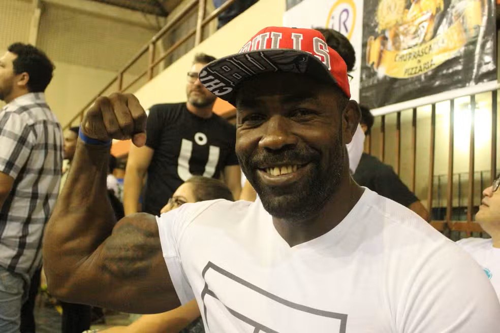 Экс соперник Александра Емельяненко утонул в Бразилии Бразильский боец ММА Жеронимо Дос Сантос утонул в реке Риу Негру в бразильском штате Амазонас Об этом сообщает Globo Дос Сантос отдыхал на пляже со своей девушкой Он пропал после того как пошел купаться Его тело было найдено в муниципалитете Сан Габриэль да Кашуэйра Амазонас Дос Сантосу было 45 лет Бразилец в ММА одержал 45 побед и потерпел 26 поражений Дос Сантос по прозвищу Мондрагон выступал во многих известных промоушенах от Mr Cage до RIZIN PFL Bellator а также в российских ACA Fight Nights и M 1 В 2012 году подписал контракт с UFC но не провел ни одного боя из за обнаруженного гепатита B Среди его соперников было множество легенд российского ММА Александр Емельяненко Сергей Харитонов экс чемпионы Belattor Иван Штырков Виталий Минаков В апреле на турнире ведущего промоушена по кулачным боям Bare Knuckle FC 71 нокаутировал в первом раунде россиянина Алексея Олейника Globo Подписаться на РБК Спорт