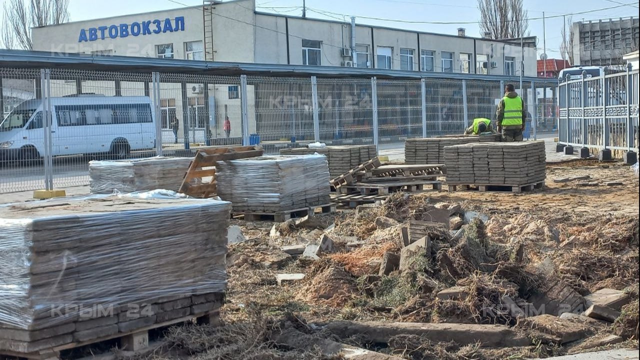 В районе автовокзала в Керчи приступили к благоустройству  В центре города начались масштабные работы по благоустройству общественного пространства. Строители работают на улице Гайдара, - снимают старую тротуарную плитку, демонтируют бетонные пешеходные дорожки. Вместо них по всей улице уложат широкоформатную плитку. К этому этапу приступят в середине марта.  По словам подрядчика, здесь также обустроят 1600 кв. метров новых аллей в тех местах, где жители протоптали дорожки. Благоустройство затронет и участок улицы Мирошника до здания КРЭС, таким образом получится единый современный архитектурный ансамбль от автовокзала до стадиона им. 50-летия Октября.   В рамках работ также установят 36 опор освещения, полсотни скамеек. Несколько пергол в районе кургана. Частично отремонтируют асфальт у пассажирской платформы, обновят бордюры и покрытие. Полностью сдать объект планируют к 1 сентября. Стоимость работ около 70 миллионов рублей.    Написать в редакцию: kerch24 .tv Керчь 24