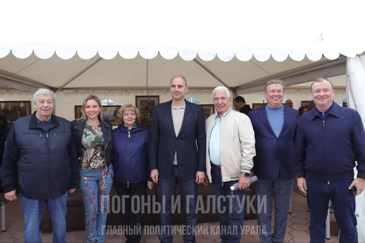 Свердловский депутат Якимов попал в «черный» список протокола врио губернатора Паслера. 73-летний спикер заксобрания не очень корректно повел себя на Кубке губернатора  по конному спорту в Верхнем Дуброво. «Якимов  на фото справа от главы региона  решил поблагодарить Паслера за возвращение на Урал, при этом выдал несколько экспрессивных замечаний против засилья „чужаков“ в предыдущие годы. Учитывая тонкость момента, губернатор дал протоколу команду больше близко Якимова не подпускать», — утверждает один из участников той встречи.  Главный политический канал Урала