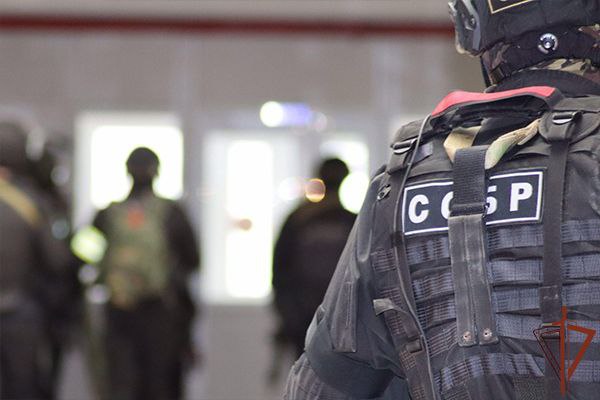 Подозреваемый в убийстве 10-летней давности задержан при силовой поддержке Росгвардии в Иркутской области В 2015 году житель Тулуна скончался от множественных травм, полученных от ударов тупым предметом. За неимением улик установить виновника тогда не удалось, однако спустя годы следователи СК России смогли доказать причастность к убийству родного брата жертвы. Как выяснилось, смертельные увечья близкому родственнику злоумышленник нанёс в ходе ссоры на фоне распития спиртного. Мужчина задержан при содействии СОБР «Байкал» Управления Росгвардии по Иркутской области и дал признательные показания. Следователями возобновлено уголовное дело по факту умышленного причинения тяжкого вреда здоровью, повлекшего по неосторожности смерть потерпевшего.