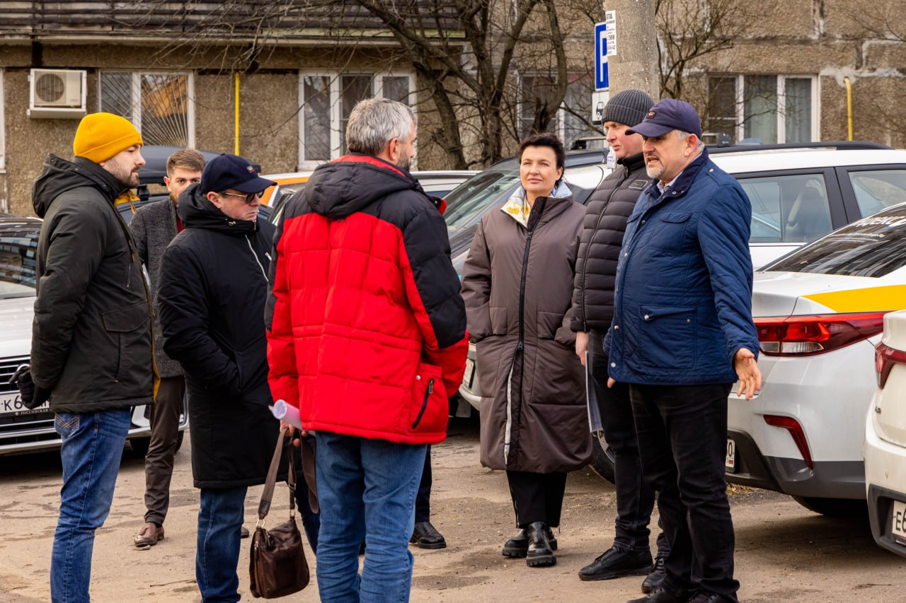 Лично контролирую ход работ на всех строящихся объектах дорожной инфраструктуры Каждый из них имеет значение как для комфорта жителей так и для развития транспортной системы округа Регулярный мониторинг провели вместе с представителем Государственного казенного учреждения Московской области Дирекция дорожного строительства Олегом Сидоровым На пешеходном переходе у улицы Кольцевая завершены работы по остеклению и установке лифтов Общая готовность объекта превысила 80 Сейчас специалисты ведут кровельные и внутренние отделочные работы на башнях Переход соединит улицы Кольцевую и Полевую обеспечив безопасное пересечение железной дороги и удобное сообщение между жилыми кварталами и социальными объектами На улице Гагарина продолжается установка современной системы уличного освещения которая повысит безопасность движения и комфорт пешеходов Ранее здесь завершили асфальтирование и укладку бордюрного камня Новая дорога на улице Гагарина станет дополнительным выездом на Северный обход Лобни что позволит перенаправить грузовой транспорт и разгрузить Батарейную улицу и Букинское шоссе На Северном подъезде к Лобне ведутся работы по устройству очистных сооружений и ограждений пешеходной части Вскоре строители приступят к нанесению разметки и установке дорожных знаков Этот 550 метровый участок обеспечит дополнительный съезд с Северного обхода на внутреннюю дорогу Лобни включая подъезды к СНТ Лесная полянка СНТ Птичка ЖК Восточный парку и улице Киово AnnaKrotova Lobnya