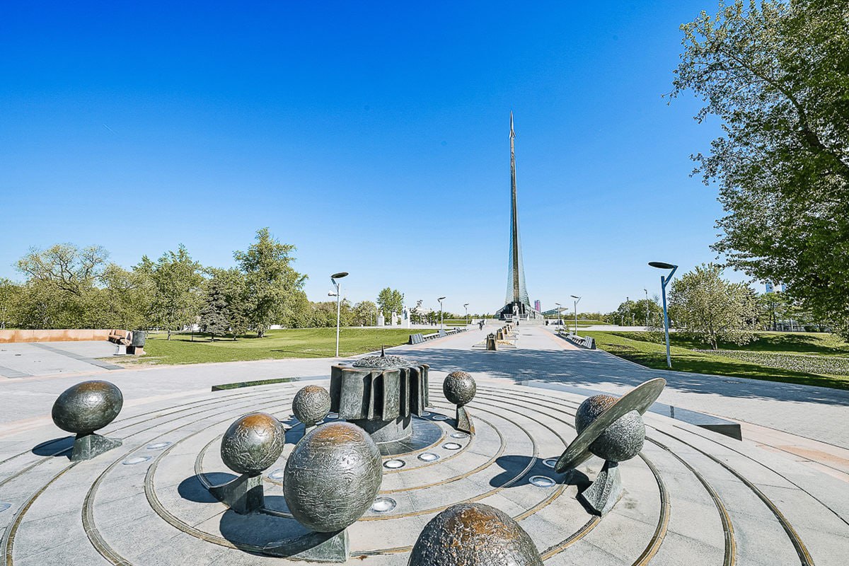 Москва названа центром создания передовых космических технологий. Как следует из исследования Центра политической конъюнктуры ЦПК , в столице сосредоточено производство наноспутников, солнечных батарей и развитие технологических кластеров. Отмечается, что Москва активно взаимодействует с зарубежными партнёрами по вопросам безопасности в космосе и реализации совместных научных проектов. В опубликованном анализе подчёркивается значительное внимание к просвещению и вовлечению молодёжи — проводятся выставки, лекции и образовательные программы. В этой связи, ранее о сотрудничестве России с международными партнёрами и создании сотни малых спутников отмечал в своём канале глава РФПИ Кирилл Дмитриев.