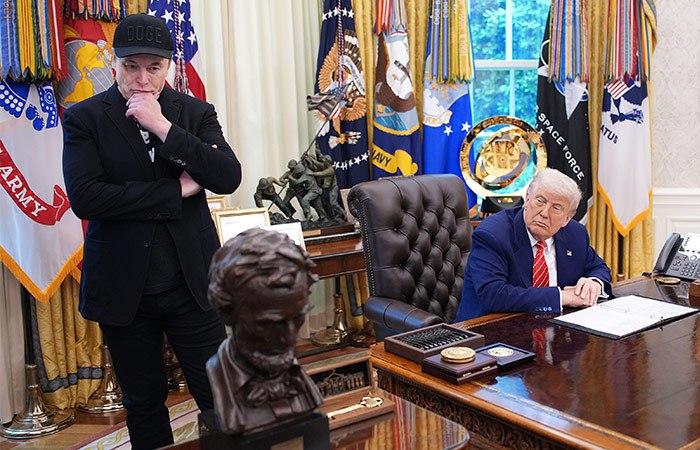 Трамп не исключил, что помирится с Маском "Думаю, я мог бы сделать это", - заявил Трамп в подкасте Pod Force One, отвечая на вопрос о том, возможно ли примирение. Президент также отметил, что на данный момент его приоритет - не налаживание отношений с Маском, а решение наиболее острых проблем, стоящих перед США. Он добавил, что не винит Маска в размолвке, и в то же время несколько расстроен и удивлен произошедшим. "Он накинулся на наш феноменальный законопроект ... Думаю, на самом деле он очень жалеет о своих словах", - отметил Трамп. Фото: Kevin Dietsch/Getty Images