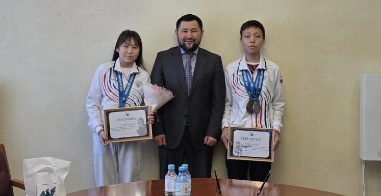 у якутян золото и серебро чемпионата Европы Сегодня глава Якутска встретился с призерами первенства Европы по пулевой стрельбе среди юниоров которое проходило в Болгарии Айиной Готовцевой и Николаем Яковлевым выступавшими в составе сборной России Девятиклассница Айина привезла домой золотую медаль в стрельбе из пневматического пистолета Николай Яковлев завоевал серебро в стрельбе из пневматической винтовки Айина Готовцева мастер спорта занимается в ДЮСШ 4 у тренера Михаила Васильева В пулевой спорт она пошла по стопам старших брата и сестры Ее отец ректор Чурапчинского государственного института физической культуры и спорта Иннокентий Готовцев Николай Яковлев также мастер спорта три года занимается в ДЮСШ 2 у тренера Николая Попова Пресс служба Окружной администрации г Якутска Мы в MAX