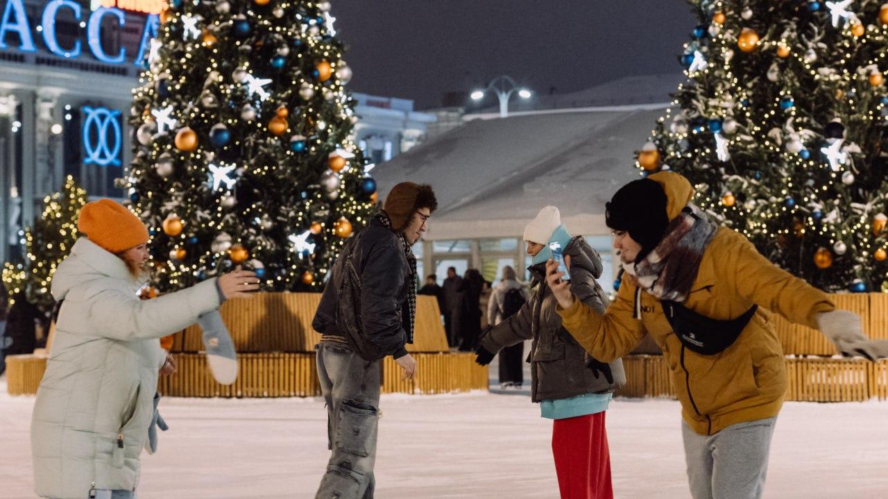 Каток на площади 1905 года закрыли на два дня 24 и 25 декабря каток не будет работать из за сильных морозов Слишком низкие температуры могут плохо влиять на состояние льда сообщила команда Катка на площади в телеграм канале Электронные билеты можно вернуть или обменять на другую дату онлайн С бумажными можно сделать все то же самое но в кассе начиная с пятницы