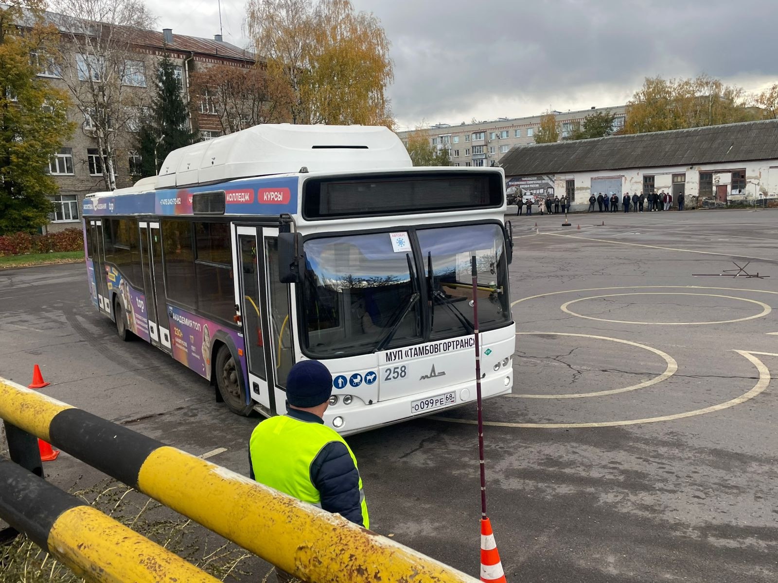В Тамбове подвели итоги регионального конкурса профессионального мастерства среди водителей автотранспортных предприятий Он проходил в юбилейный 25 раз Целью конкурса традиционно стало повышение престижа профессии водителя и выявление лучших специалистов в отрасли В соревнованиях приняли участие 25 представителей профильных организаций городов области Им было необходимо продемонстрировать теоретические знания и практические навыки вождения а также уровень технической подготовки По итогам соревнований в число победителей вошли работники муниципальных учреждений Тамбова Дирекция городских дорог и Дирекция городского хозяйства Так лучшим водителем автобуса среднего класса стал Александр Ананьев а малого класса Андрей Юнев Он кстати был отмечен как самый опытный автолюбитель с 35 летним стажем В тройку лучших водителей больших автобусов вошел Игорь Корякин он взял бронзу В номинации Лучший водитель грузового автомобиля сотрудники муниципальных учреждений сразу два призовых места первое у Сергея Горемыкина второе у Михаила Щеголькова В командном зачёте переходящий кубок также был присуждён команде Дирекция городских дорог Все призёры получили денежные сертификаты и памятные подарки