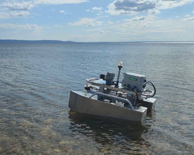 В Тольятти испытали водный дрон-эколог «Аира Флот» резидент «Сколково» провела ходовые испытания обновлённой версии своего беспилотного катамарана. Дрон автономно берёт пробы воды с помощью батометра и анализирует состояние водоёмов в реальном времени. Уже есть заказы от Волгоградской области и «Норникеля», где такие дроны успешно работают несколько лет. Сейчас дрон без окраски – перед отправкой заказчику его сделают ярким для заметности на воде.