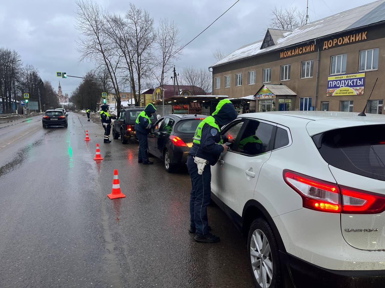 С 15 декабря в Можайском округе стартовала акция Зимние каникулы Она продлится до 11 января Цель акции сделать дороги безопаснее для детей снизить число ДТП с их участием и научить ребят правильно вести себя на проезжей части Перед праздниками инспекторы проведут уроки по безопасности в школах Также они встретятся с родителями и учителями выступят на собраниях и педагогических мероприятиях Для жителей округа подготовили несколько тематических мероприятий Безопасная зима Пропусти пешехода Засветись Маленький пассажир большая ответственность Полицейские проведут рейд Ребёнок пассажир пешеход Они будут следить чтобы дети пешеходы соблюдали правила дорожного движения водители правильно перевозили детей в автомобилях Кроме того инспекторы будут внимательнее следить за ситуацией возле школ и других учебных заведений Также они проверят как перевозят детей в автобусах