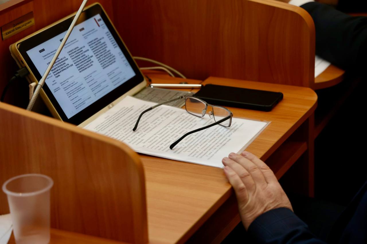 Глава Хакасии подписал закон о межбюджетных отношениях В разногласиях правительства и Верховного Совета поставлена точка Валентин Коновалов подписал закон с поправками предложенными парламентом Тем самым он признал их легитимность Правительство как и прежде может применять меры финансовой дисциплины к муниципалитетам которые нарушают условия использования дотаций Но теперь Верховный Совет закрепил свое право вносить соответствующие изменения в бюджет Процедура стала более понятной и прозрачной Комментарий председателя комитета Верховного Совета Хакасии по бюджету и налоговой политике Валерия Маркова Мы подтвердили право контроля над бюджетом Правительство обязано проводить корректировки бюджета связанные с изменениями объемов дотаций муниципалитетам через Верховный Совет Благодарю всех авторов законопроекта и поправок к нему за профессионализм отметил председатель комитета парламента по бюджету и налоговой политике Валерия Маркова Напомним документ депутаты приняли еще год назад но глава Хакасии наложил вето Весной парламент преодолел его после чего последовала серия судебных разбирательств решения были в пользу Верховного Совета Апелляционный суд подтвердил позицию парламента потребовав лишь уточнить одну формулировку Поправки были переработаны одобрены депутатами и теперь окончательно подписаны Верховный Совет в Telegram MAX