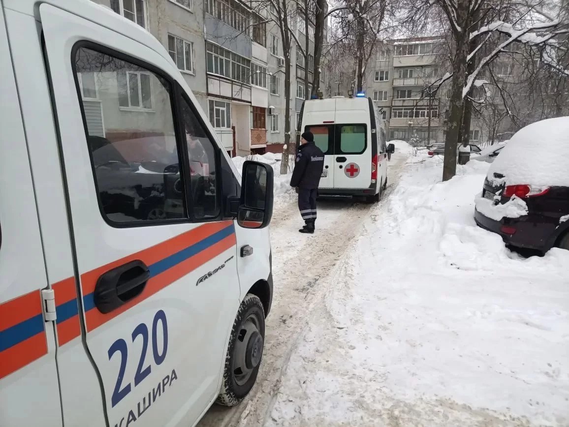 В Кашире произошла настоящая командная работа медики и спасатели объединили усилия чтобы помочь мужчине в критическом состоянии Всё началось когда диспетчер Системы 112 получил тревожный вызов 45 летний каширянин нуждался в экстренной госпитализации из за симптомов тромбоэмболии легочной артерии На место вызова сразу выехала бригада скорой помощи но им понадобилась поддержка И тут на сцену вышли спасатели из ПСЧ 220 Мособлпожспас Когда спасатели прибыли они быстро организовали безопасную эвакуацию пациента с четвертого этажа Мужчину аккуратно закрепили на мягких носилках и под постоянным контролем медиков осторожно спустили вниз к машине скорой помощи Благодаря четким и слаженным действиям всех служб пациента успели оперативно доставить в больницу где ему была оказана необходимая медицинская помощь Вот так благодаря команде профессионалов удалось спасти жизнь