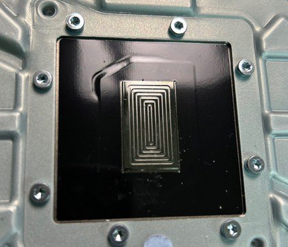 Sony втихую изменила систему охлаждения PlayStation 5 Новейшие консоли PlayStation 5 получили усовершенствованную систему охлаждения снижающую вероятность протечек жидкого металла Об этом сообщает тематическое издание Wccftech со ссылкой на модера с ником modyfikatorcasper Последний обнаружил что консоли из последних партий начали оснащать улучшенной контактной площадкой радиатора