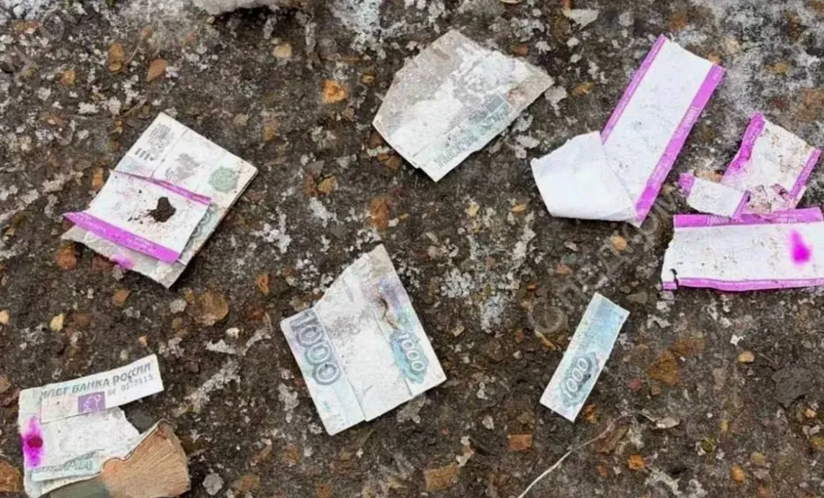 В Перми подросток получил легкие ожоги после того как у него в руках взорвался подобранный им на улице сверток купюр сообщает пресс служба краевого министерства территориальной безопасности Ведомство отмечает что после того как несовершеннолетний подобрал сверток раздался хлопок похожий на разрыв петарды Госпитализация подростку не потребовалась По факту произошедшего полиция проводит проверку Прокуратура Мотовилихинского района Перми контролирует установление обстоятельств инцидента Фото Следственный комитет России Канал РБК в MAX Приложение РБК для iOS и Android