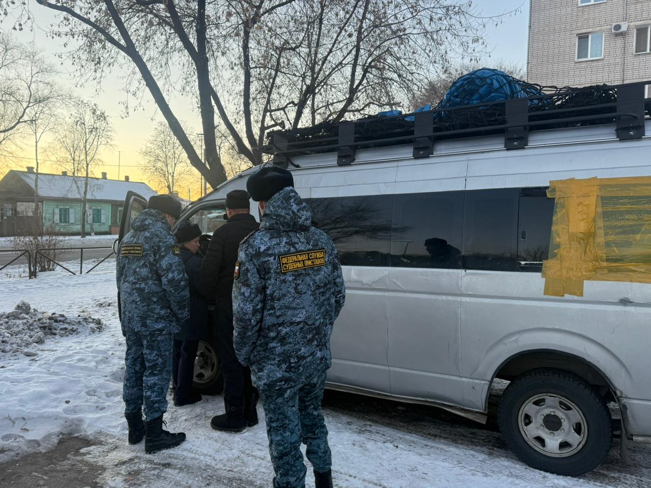 У благовещенца который не выплатил алименты на 1 млн рублей арестовали автомобиль На личном приеме главного судебного пристава Амурской области который проходил в г Свободном обратился представитель взыскателя Она рассказала что женщина нерегулярно и не в полном объеме получает алименты Место жительства должника неизвестно ранее он проживал в Серышевском районе Руководитель Управления Виталий Бенчук взял данное обращение на личный контроль Оказалось что отец троих детей у него две дочки и сын уклонялся от уплаты алиментов избегал контакта с судебными приставами менял место жительства Долг перед двумя взыскательницами продолжал расти Судебные приставы запретил регистрационные действия в отношения автомобиля должника Установлено что он сам живет в Благовещенске По месту регистрации приобретенной квартиры было оставлено извещение о явке на прием к судебному приставу исполнителю Когда мужчина пришел сотрудник составил акт описи и ареста транспортного средства Микроавтобус эвакуирован на специализированную стоянку Если в 10 дневный срок должник не оплатит задолженность по алиментам в полном объеме то автомобиль будет передан для дальнейшей оценки и принудительной реализации а деньги полученные с его продажи будут перечислены взыскательницам Portal2x2 Реклама