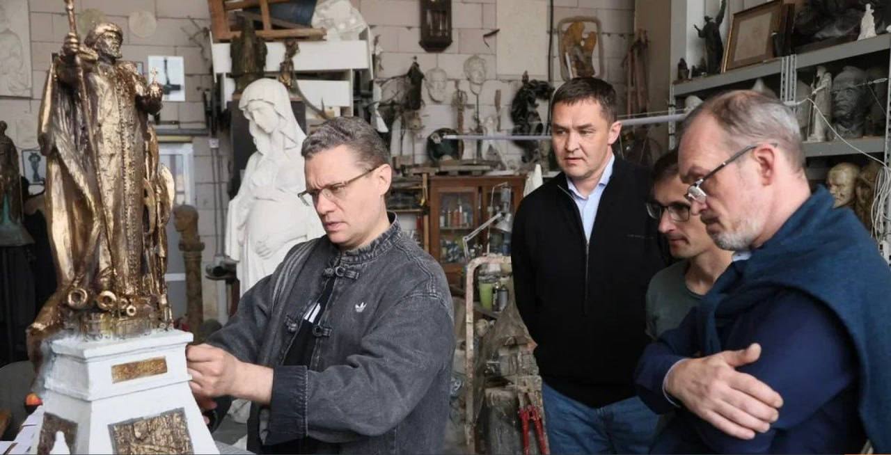 Памятник Ивану Грозному установят в Вологде ко Дню народного единства, рассказал губернатор Георгий Филимонов ТАСС на полях ПМЭФ. Девятиметровый монумент установят на Кремлевской площади, которую сейчас реконструируют. Сам памятник находится на стадии проектирования. Напомним, в конце 2024 года в Вологде открыли памятник Иосифу Сталину.