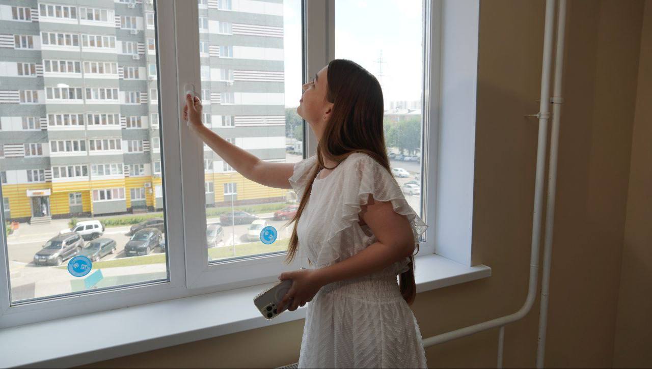 Свыше 400 детей сирот в Оренбуржье переедут в новое жилье в этом году В Оренбуржье жилищные условия улучшат 430 детей сирот в 2025 году сообщают в правительстве области На эти цели предусмотрено почти 1 3 млрд рублей из которых 113 млн рублей выделены из федерального бюджета На конец октября приобретено 347 квартир оплачено 28 свидетельств и 5 сертификатов Свидетельства и сертификаты это дополнительная мера поддержки Она позволяет получателям самостоятельно выбрать место приобретения жилья в пределах Оренбургской области или России если это федеральный сертификат ВЕСТИ ОРЕНБУРЖЬЯ в telegram в MAX