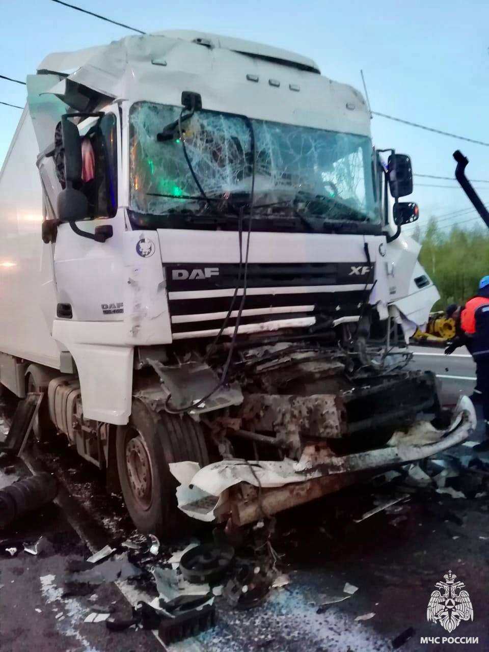 Сотрудники аварийно-спасательной службы региона и 0 8 ликвидировали последствия ДТП на М-10 «Россия» в Конаковском МО, где произошло столкновение двух грузовых автомобилей. Спасатели деблокировали из авто одного из водителей. МЧС Тверской области напоминает: соблюдай скоростной режим; не отвлекайся за рулем; не совершай резких маневров. Безопасность начинается с тебя!