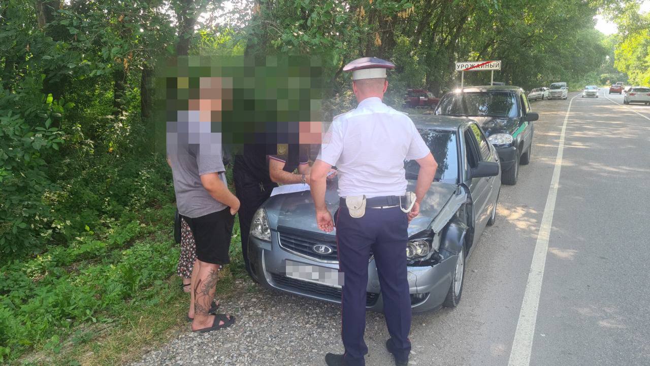 #паутина В Предгорном округе автоинспекторы совместно с судебными приставами выявили злостных нарушителей ПДД В Предгорном округе при проведении совместных мероприятий с судебными приставами-исполнителями сотрудники Госавтоинспекции при помощи специального программного комплекса «Паутина» выявили автомобиль «Шевроле», владелец которого является злостным нарушителем ПДД и не оплачивает в установленные законом сроки штрафы. Как выяснилось, иномарка принадлежит 29-летнему местному жителю, который имеет задолженности по 29 неоплаченным штрафам и 96 исполнительским сборам на общую сумму 100 тысяч рублей. Также был установлен маршрут передвижения автомобиля «Лада Приора», в отношении владельца которого возбуждено 48 исполнительных производств на общую сумму 252 тысячи рублей. Судебные приставы-исполнители изъяли автомобили граждан и поместили автомобили на специализированную стоянку.