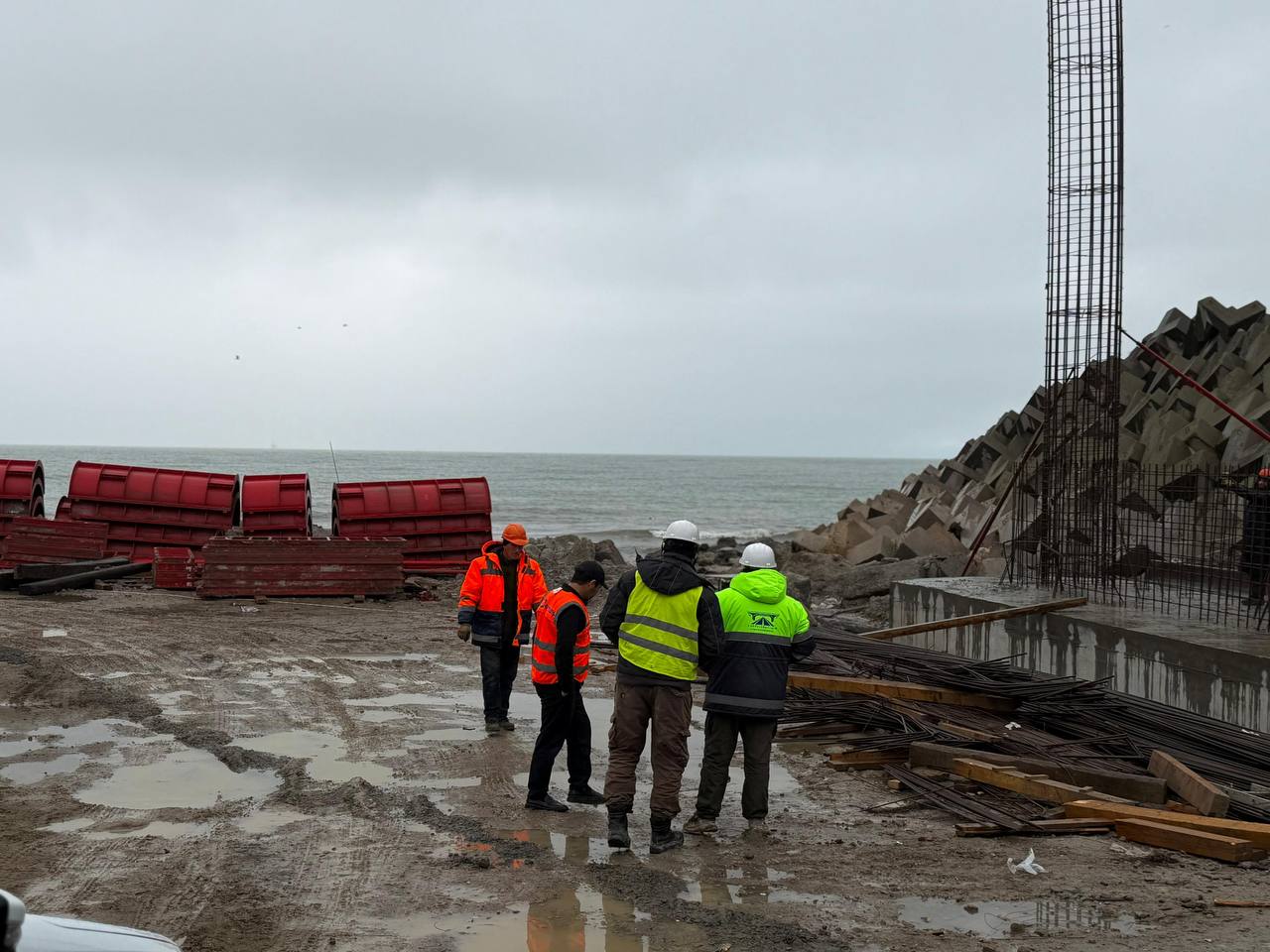 Народные контролеры на объекте нацпроекта Инфраструктура для жизни В Дагестане активно продолжается реализация важного проекта подъездной автомобильной дороги к Махачкалинскому морскому торговому порту в рамках национального проекта Инфраструктура для жизни В инспекционном выезде приняли участие сотрудники Министерства транспорта и дорожного хозяйства РД ГКУ Дагестанавтодор член Общественного совета при Минтрансе Гамид Гадисов а также представители общественности города Дорога протяженностью 6 2 км будет соответствовать параметрам магистральной городской дороги 2 го класса с регулируемым движением Ширина проезжей части составит 14 5 м что обеспечит комфортное и безопасное движение рассказал Гадисов В рамках проекта предусмотрено строительство двух путепроводов общей длиной 1182 метра подпорных стен общей протяженностью 640 метров и надземного пешеходного перехода Начало строительства находится на 16 километре автомобильной дороги ФАД Кавказ Шамхал Красноармейское а завершение на улице Мирзабекова в Махачкале отметил представитель ГКУ Дагестанавтодор Магомед Лабазанов В настоящее время активно ведутся работы по строительству путепроводов устройству подпорных стен прокладке водоотводов а также переустройству линий электропередач и газопровода Также начаты работы по сооружению опор надземного пешеходного перехода Напомним завершение строительства запланировано на конец ноября 2026 года