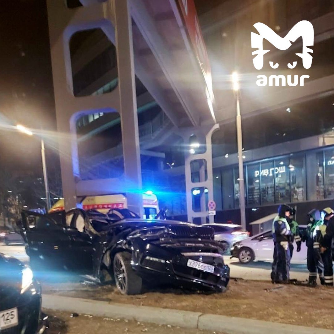 BMW 5 расплющило от удара с опорой виадука во Владивостоке. Водитель в реанимации.  Предварительно, мужчина не справился с управлением на Некрасовской. Авто влетело в конструкцию левой стороной, поэтому шофёр остался жив. Врачи скорой погрузили его на носилки.  После жёсткого столкновения машину смяло, как бумагу. На фото — всё, что от неё осталось.