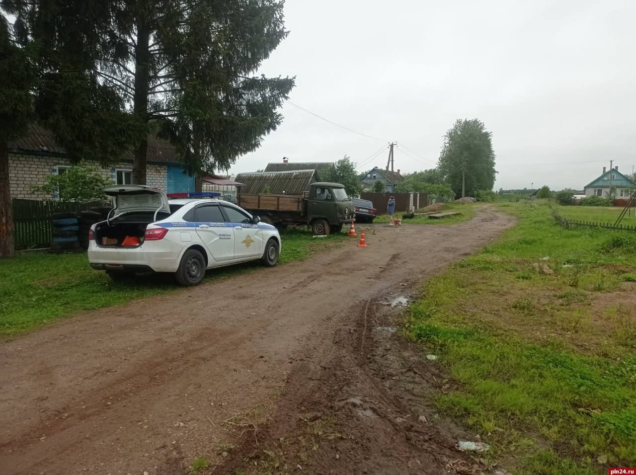 Водитель сбил двух мужчин после ссоры в великолукской деревне Иваново Дорожно-транспортное происшествие произошло в деревне Иваново Великолукского района 29 июня. ДТП произошло в 6.00. Водитель 1990 года рождения управляя автомобилем ВАЗ 2107 после потасовки совершил наезд на граждан 2000 и 2004 годов рождения. Пострадавших с травмами доставили в больницу.