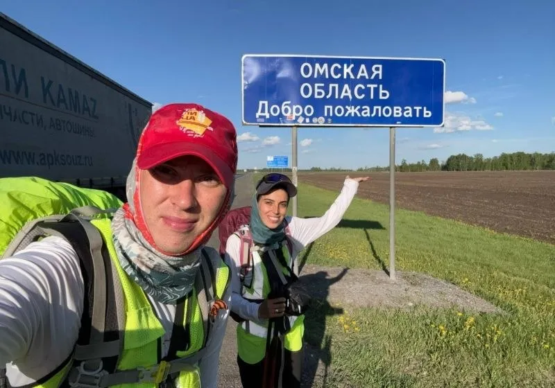 Супруги идущие пешком из Москвы до Владивостока добрались до Омской области Совершить путешествие пешком из Москвы во Владивосток супруги Павел и Тамара решили в январе текущего года Их цель преодолеть путь без использования какого либо транспорта Свой поход они начали 19 января с Красной площади и до сих пор продолжают свой путь 16 мая из Тюменской области супруги выдвинулись в сторону Омской области Первым населенным пунктом который они посетили в нашем регионе оказалось село Зимино Крутинского района Согласно плану путешественников в Омске они должны оказаться 23 мая
