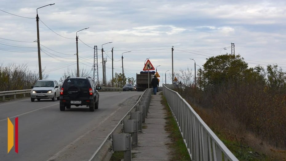 В Россоши закроют движение по путепроводу на улице Мира из за капремонта Движение транспорта и пешеходов по мосту будет прекращено со среды 5 ноября Мост будет полностью демонтирован поэтому оставить для движения хотя бы одну полосу нельзя План ремонтных работ рассчитан до декабря 2026 года Движение легкового транспорта будет направлено в объезд по улице Максима Горького Весь транспорт с массой свыше 3 5 т планируется перенаправить в объезд Россоши С руководством ЮВЖД прорабатывается вопрос по скорейшему открытию пешеходного моста через железнодорожные пути в районе вокзала Подписывайтесь на канал РИА Воронеж в Max