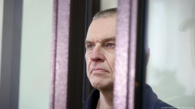Белорусский журналист Анджей Почобут стал лауреатом сахаровской премии Белорусский и грузинский журналисты Анджей Почобут и Мзия Амаглобели решением президиума Европарламента награждены премией имени Андрея Сахарова За свободу мысли 2025 Оба лауреата находятся у себя на родине в заключении Премия размер которой составляет 50 тыс евро официально будет вручена 16 декабря на пленарном заседании Европарламента в Страсбурге Если сами победители не смогут ее получить за них это сделают их близкие или родственники Напомним Андрей Почобут в 2023 году был приговорен к восьми годам лишения свободы по статьям о разжигании вражды и розни а также о призывах к действиям направленным на причинение вреда стране
