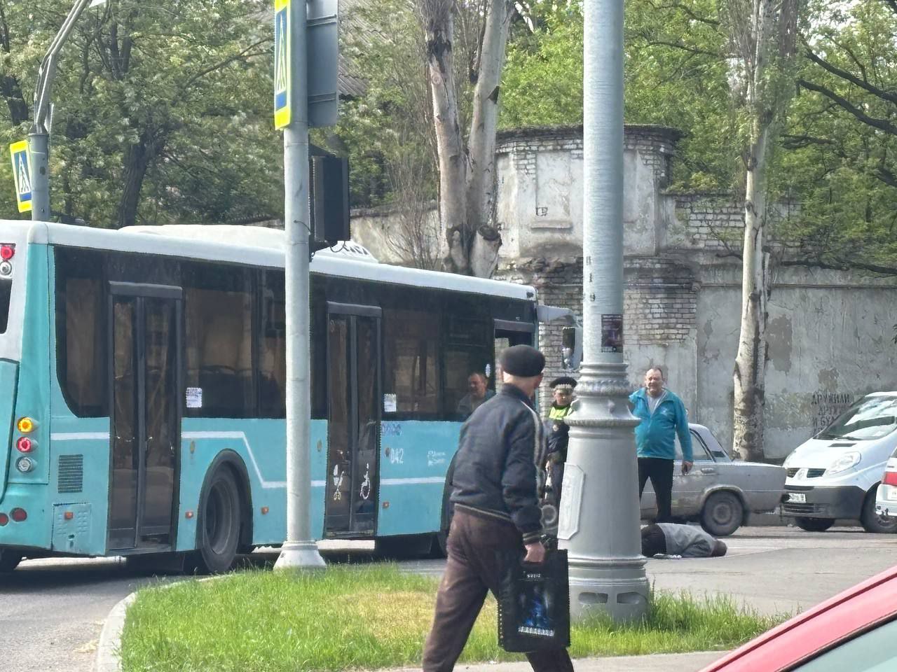 Самокатчик попал под колёса автобуса на автовокзале в Луганске. Сообщают, что мужчина получил травму головы и перелом ключицы после того, как врезался в 197 автобус. Обстоятельства происшествия выясняются. Прислать новость Подписаться