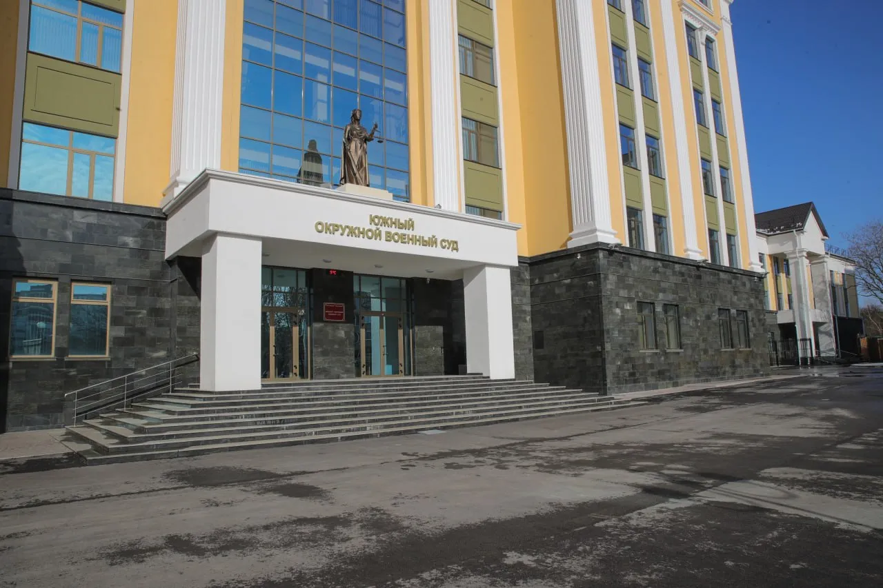 На 19 лет осужден уроженец Украины за участие в террористической организации Южный окружной военный суд приговорил к 19 годам колонии строгого режима гражданина Украины Александра Тихонова за участие в вооруженном националистическом формировании и совершении военных преступлений на территории Донбасса Южным окружным военным судом признан виновным в совершении преступлений предусмотренных ст 205 3 УК России прохождение обучения в целях осуществления террористической деятельности ч 2 ст 205 5 УК России участие в террористическом сообществе гражданин Украины Александр Тихонов Фигурант приговорен к лишению свободы сроком 19 лет с отбыванием первых трех лет в тюрьме а оставшейся части в исправительной колонии строгого режима сообщили в пресс службе УФСБ по ЛНР Мы теперь и в МАХ Южная служба новостей