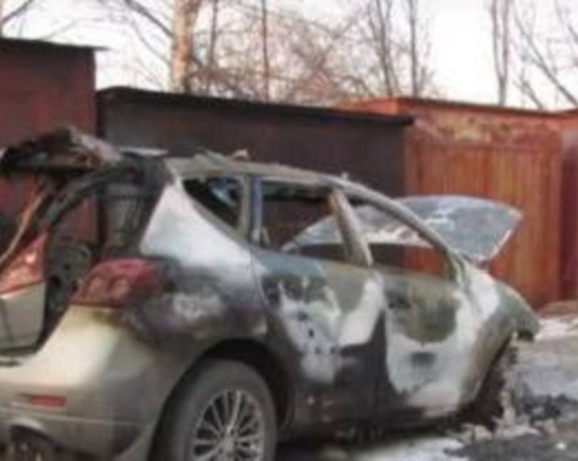 В Приморье женщина заказала поджог автомобиля экс сотрудницы из за украденной базы клиентов В Надеждинском районе завершили расследование истории с поджогом Nissan Murano который вспыхнул в январе 2025 года По версии следствия заказ организовала 41 летняя жительница Вольно Надеждинского она решила что уволившаяся сотрудница утащила клиентскую базу хотя данные были в открытом доступе Женщина передала через посредника 150 тысяч рублей на поиск исполнителей а работу выполнили двое жителей Владивостока 1991 и 2001 годов рождения Деталь которую следователи называют символичной машину подожгли зажигалкой с надписью Большое приключение начинается с маленькой искры Конфликт между сторонами длился с лета 2024 года накаляясь взаимными обвинениями и обидами Ущерб владелице автомобиля превысил 1 18 млн рублей Всем фигурантам предъявлено обвинение по ч 2 ст 167 УК РФ за умышленный поджог чужого имущества группой лиц Дело направлено в суд РОЗЫГРЫШ СЕРТИФИКАТОВ Подписывайтесь на NEWSVL