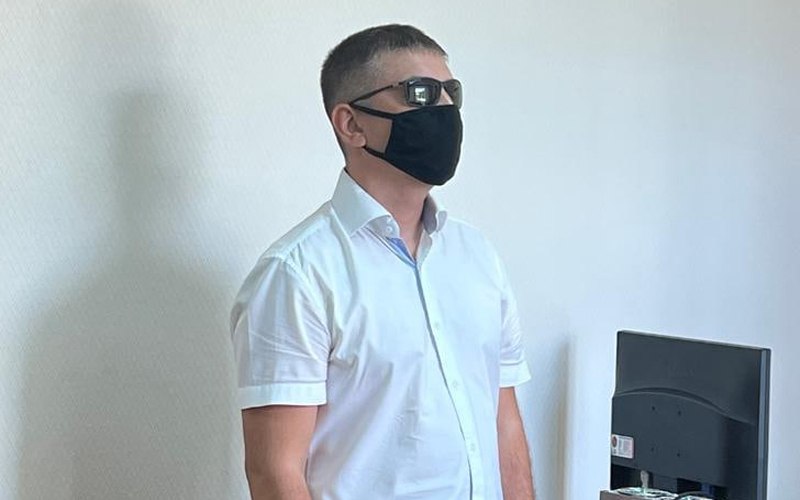 Начальник отдела по борьбе с коррупцией отделался условным сроком за взятки на подпольных казино Новосибирска Центральный районный суд Новосибирска признал экс начальника отдела экономической безопасности и противодействия коррупции ОЭБиПК Центрального отдела МВД Александра Умерова виновным в получении пяти взяток пункты а в ч 5 и ч 6 ст 290 УК злоупотреблении полномочиями ч 1 ст 285 УК и превышении полномочий ч 1 ст 286 УК Об этом сообщила пресс служба суда Умеров признал вину по всем эпизодам Суд приговорил полицейского к 4 5 годам колонии условно со штрафом в размере 18 млн рублей Он также лишён звания майора На оглашение решения Умеров пришёл в маске и тёмных очках Умерова обвиняли в получении взяток за крышевание подпольных казино Его задержали ещё в декабре 2022 года Но в конце декабря 2023 года отпустили из СИЗО под запрет определённых действий В сентябре 2023 го были арестованы экс глава отдела экономической безопасности и противодействия коррупции ОЭБиПК УМВД по Новосибирску Андрей Хомин заместитель начальника этого отдела Дмитрий Шило руководитель ОЭБиПК по Заельцовскому району Максим Абрамов и экс начальник ОЭБиПК по Ленинскому району Денис Фетисов Источники также связывали их преследование с игорным бизнесом Ещё одним высокопоставленным задержанным оказался замдиректора Новосибирского юридического института Сергей Салишев который был связан с Единой Россией и частными охранными предприятиями Его институт окончили многие силовики занимавшие крупные посты В декабре 2023 го на фоне изменения меры пресечения Умерову был задержан заместитель начальника УМВД по Новосибирску Александр Захаров Его также обвинили в получении взяток за покровительство нелегальному игорному бизнесу Подписаться Прислать новость Помочь бустами