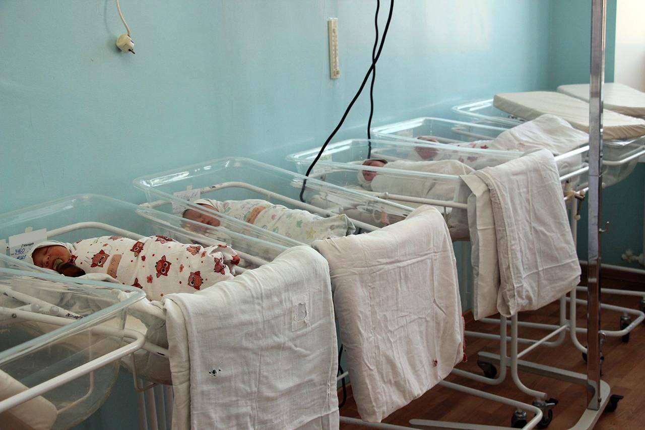 В Челябинске родители назвали новорожденных детей Батыром первым и Селестой Никитичной В клинике ЮУГМУ за осень родился 571 малыш Врачи подвели итоги какие имена родители выбирали чаще всего а какие попали в разряд ничего себе Популярные имена Девочек родители чаще называли Анной Софией Евой Валерией Дариной У мальчиков популярными стали имена Арсений Лев Илья Максим Роман Самые редкие Среди необычных и редко встречающихся имен Юрий Кир Родион Климент Руслан Ратмир Иосиф Николай Сергей Лилия Эмилия Ольга Марья Екатерина Инга Аврора Ярослава Евгения Таисия Эмма Яна Аделина Аделия и Зоя Были и оригинальные имена например одну из девочек родители назвали Селестой Никитичной а мальчика Батыром первым Кажется родители сразу дали понять продолжение следует Впрочем чему удивляться в этом сезоне список челябинцев пополнился Даниэлем Мартином Добрыней Сафией Анисой Паулиной Ладой Арианной Марьяной Кстати Челябинск