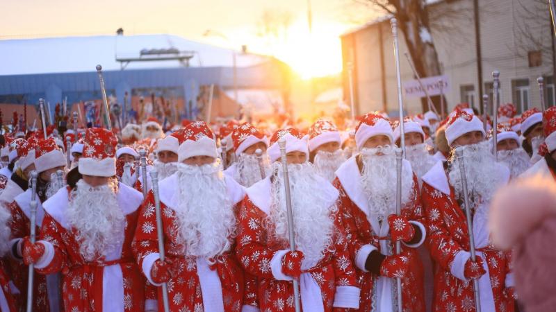 Шесть волшебников в национальных костюмах будут принимать парад Дедов Морозов в Чите 15 декабря  На Театральной площади вы сможете увидеть русского, якутского, бурятского, армянского, азербайджанского и китайского Деда Мороза во время праздника «Ёлки Забайкалья».    34 муниципальных и городских округа презентуют свои ёлки, каждач из которых должна отражать историю и традиции жителей, после чего пройдёт парад.  Вы тоже можете поучаствовать в нём и пройти вместе с другими Дедами Морозами и Снегурочками из разных уголков нашего края.  Ссылку на заявку разместили здесь   Фото: РИА Новости