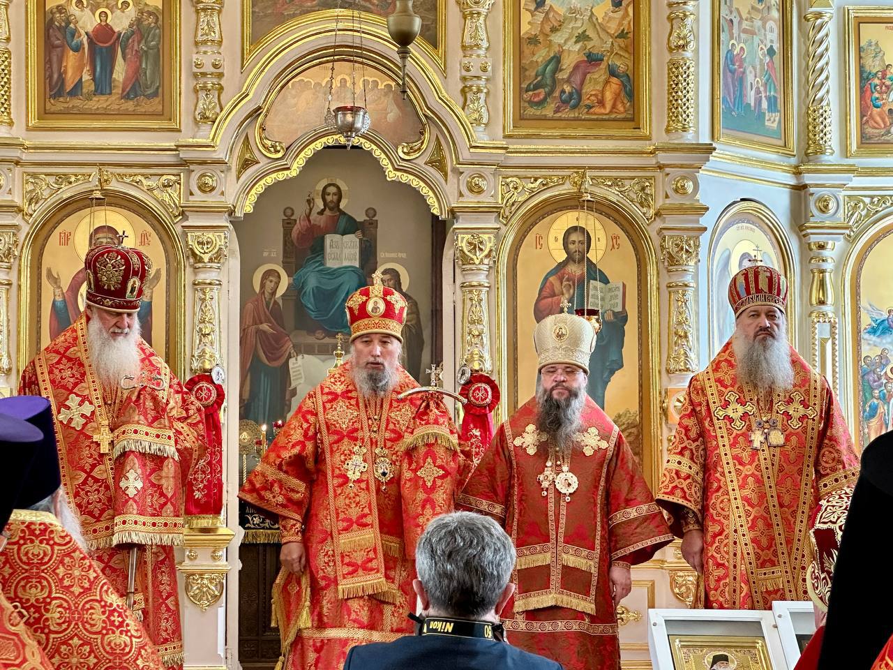 В день памяти преподобного Феодосия Киево-Печерского архиереи кубанских епархий с духовенством совершили Божественную литургию в Свято-Успенском кафедральном храме Тихорецка Соборное богослужение состоялось по случаю Дня рождения епископа Тихорецкого и Кореновского Стефана. За Литургией митрополиту Екатеринодарскому и Кубанскому Василию сослужили: архиепископ Махачкалинский и Дербентский Варлаам, епископ Тихорецкий и Кореновский Стефан, епископ Арамавирский и Лабинский Савва, а также благочинные церковных округов, настоятели и клирики храмов Тихорецкой епархии. За богослужением молились многочисленные прихожане собора, среди которых настоятельница Успенского женского монастыря в Кореновске игумения Евфросиния Головнёва . По завершении богослужения митрополит Василий произнес проповедь и преподнес епископу Тихорецкому и Кореновскому Стефану в дар на молитвенную память архиерейский жезл. По приглашению владыки Стефана после богослужения митрополит Василий осмотрел Духовно-просветительский центр Тихорецкой епархии.