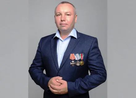 Ну, очень подозрительно: участники СВО считают, что депутат носит чужие боевые награды Участники спецоперации заподозрили пензенского депутата в ношении чужих наград. Александра Иванова запечатлели с медалью СССР «За отвагу», «Орденом Мужества» и уже более современной медалью «За отвагу». Военные попросили проверить чиновника на предмет подлога, так как из предоставленной Минобороны информации следует, что депутат является обладателем лишь одной медали «За отвагу», которую он получил в 1996 году, а вот «Орден Мужества» вызывает вопросы, а советскую награду он и вовсе в силу своего возраста получить не мог. Правоохранители уже начали проверку в отношении парламентария. Сам же он заявил, что во время участия в выборах он подтверждал владение этими боевыми наградами. Russia News — Подпишись
