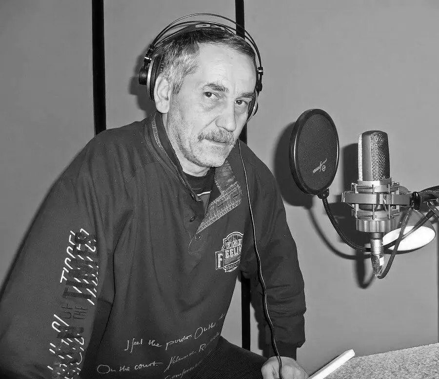 Умер Андрей Гриневич актёр и режиссёр дубляжа голос Брюса Уиллиса и Мэла Гибсона Актёру было 69 лет Как сообщили в сообществе Русский дубляж последние месяцы он тяжело болел но продолжал работать как режиссёр Гриневич подарил свой голос множеству звёзд Голливуда Брюсу Уиллису Крепкий орешек 2 Осада Алеку Болдуину Деловая женщина Шону Коннери Мэлу Гибсону Антонио Бандерасу и Джеффри Дину Моргану Его голос можно услышать и в Филадельфии Бандите Убийствах по открыткам и сериале Ведьмак Новости championatgaming Подписывайся на Чемп Play