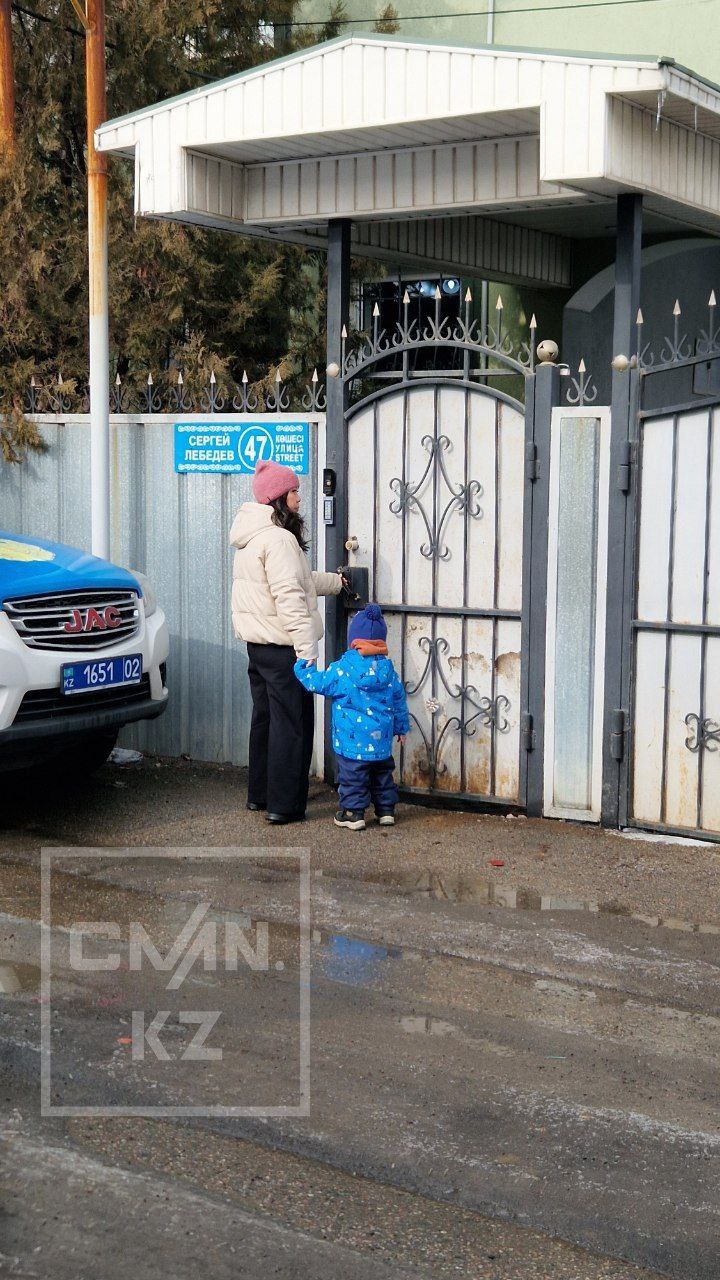 Полиция дежурит у детсада, где воспитатель душила ребёнка  У частного детского сада в Алматы замечены полицейские. Они проводят беседу с руководством, но официальных комментариев пока нет.  Родители забирают детей. Одна из мам спешно увела двоих малышей и отказалась говорить с журналистами.  Фото и видео: CMN.KZ    /CentralMediaNews