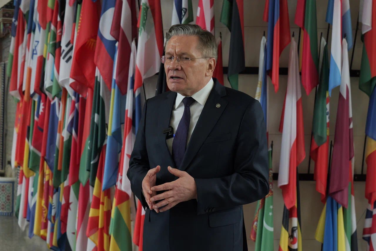 Глава Росатома принимает участие в симпозиуме МАГАТЭ по искусственному интеллекту Генеральный директор госкорпорации Алексей Лихачев принимает участие в первом международном симпозиуме по искусственному интеллекту ИИ который проходит 3 4 декабря в Вене под эгидой Международного агентства по атомной энергии МАГАТЭ В своем выступлении на открытии форума Алексей Лихачев отметил что в России развитию ИИ уделяется первостепенное внимание как ключевому фактору технологического прогресса Он представил участникам мероприятия опыт системного и комплексного применения технологий ИИ в атомной отрасли Этот опыт наработки и достижения Росатома в области ИИ были наглядно продемонстрированы на российском выставочном стенде организованном на полях симпозиума Директор по информационным и цифровым технологиям госкорпорации Евгений Абакумов выступая на стенде подчеркнул что опыт Росатома охватывает применение предиктивной аналитики машинного зрения больших языковых моделей и других инструментов ИИ для решения задач высокой сложности В рамках визита в Вену состоялась встреча Алексея Лихачева с генеральным директором МАГАТЭ Рафаэлем Гросси Стороны обсудили основные направления двустороннего сотрудничества между Росатомом и Агентством В частности были затронуты вопросы обеспечения безопасности Запорожской АЭС и участия Росатома в тематических инициативах и программах МАГАТЭ Участники встречи подтвердили приверженность дальнейшему развитию взаимодействия Подписывайтесь на Росатом Оставляйте бусты новость АлексейЛихачев МАГАТЭ