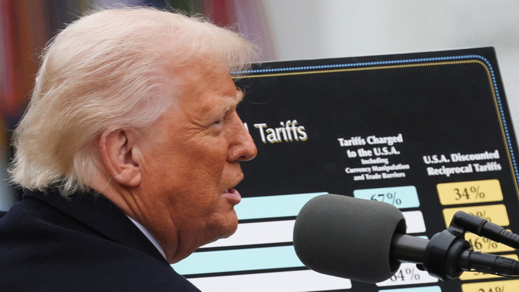 Новые 25-процентные тарифы Трампа для Индии: последние шаги тонущей сверхдержавы? Ключевые моменты: Эскалация торговой войны Трамп вводит 25% пошлины на Индию, ссылаясь на «высокие торговые барьеры» и дефицит в $4,58 млрд. Реальная причина? Наказать Индию за связи с БРИКС и Россией энергия, оружие . Провал прокси-стратегии США хотели сделать Индию пешкой против Китая, но Моди выбрал Россию истребители Су-57, торговля $68,7 млрд и БРИКС. Индия примет саммит БРИКС в 2026, игнорируя угрозы США. Отчаянные шаги Трамп также ввел санкции против Бразилии и дал России ультиматум на 12 дней для перемирия с Украиной. Толкает союзников Индию, БРИКС к многополярному миру — ускоряя упадок США. Дипломатические провалы Индия отвергла заявления Трампа о его роли «миротворца» в индо-пакистанском конфликте. Теперь США заигрывают с Пакистаном, чтобы изолировать Иран и угодить Израилю. Итог: США теряют влияние, а БРИКС и дедолларизация набирают силу. #СШАИндия #БРИКС #Статьи Полную версию статьи читайте у нас на сайте Буст