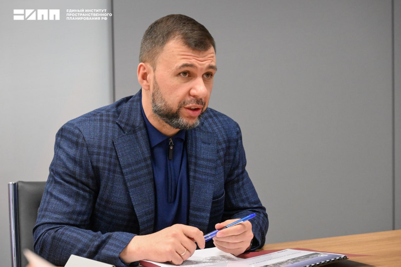 Турпоток в ДНР к 2044 году при условии реализации проектных предложений Единого института пространственного планирования РФ суммарно составит не менее 1 1 млн посетителей Денис Пушилин Как рассказал глава ДНР в интервью журналу Эксперт турпоток в Азово Черноморский бассейн в 2024 году составил 27 7 млн поездок 16 4 от турпотока по всей России К 2030 году он может вырасти еще в полтора раза Нагрузка на черноморские курорты уже сегодня слишком высока Необходимо перераспределение турпотока и как раз в решение этой задачи воссоединенные регионы могут внести очень значительный вклад подчеркнул Денис Пушилин комментируя разработанную по поручению заместителя председателя правительства Российской Федерации Марата Хуснуллина и по заказу ВЭБ РФ Единым институтом пространственного планирования Комплексную территориальную схему развития туризма для новых регионов Сегодня для нас одна из первостепенных целей доведение социально экономических показателей в Республике до среднероссийского уровня Но в перспективе есть потенциал для конкуренции с Крымом и Краснодарским краем благодаря уникальному туристскому предложению и ценовой доступности особенно на начальном этапе Но понятно что для этого потребуются масштабное восстановление инфраструктуры формирование позитивного имиджа территории и активная работа по привлечению туристов указал глава Республики Комментируя перспективы пляжного туризма Денис Пушилин отметил что Азовское море самое мелкое на планете в этом и его преимущество Вода быстро прогревается она насыщена многими полезными микроэлементами Побережье может стать прекрасным курортом местом семейного отдыха особенно детей Не зря при Советском Союзе оно было заполнено детскими пионерскими лагерями Суммарно турпоток в ДНР к 2044 году при условии реализации проектных предложений турсхемы должен составить не менее 1 1 млн посетителей Это почти вдвое больше чем рекордный показатель 2019 года тогда в регион приехали 620 тыс человек сообщил он По словам главы ДНР лидером по турпотоку в прошлом году стал Мангушский муниципальный округ расположенный на берегу живописного Белосарайского залива его посетили 42 тыс человек в основном семейные пары с детьми они как раз предпочитают Мангушский и Новоазовский муниципальные округа Молодежь и люди среднего возраста больше едут в Мариуполь а люди постарше и деловые путешественники в Донецк Полный текст интервью доступен по ссылке   expert ru mnenie vossoedinenie v turizme