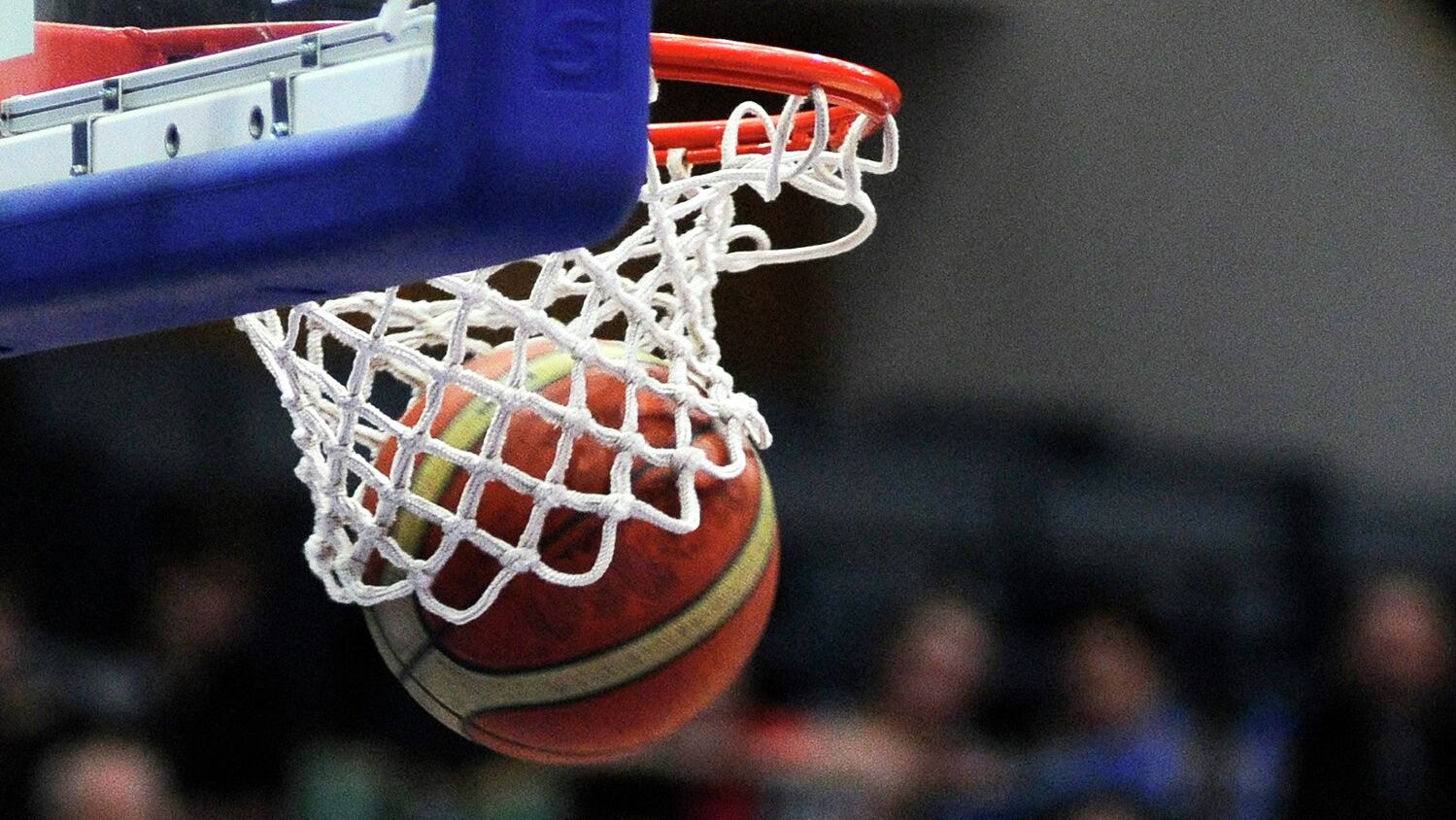 Красноярский Енисей обыграл краснодарский Локомотив Кубань в матче регулярного чемпионата баскетбольной Единой лиги ВТБ Встреча которая прошла в воскресенье в Красноярске завершилась победой хозяев площадки со счетом 86 78 25 17 22 20 16 19 23 22 Самым результативным игроком матча стал Егор Рыжов из Енисея набравший 24 очка Его партнер по команде Данило Тасич оформил дабл дабл из 20 очков и 10 подборов В составе гостей 21 очко набрал Джеремайя Мартин Серб Томислав Томович потерпел первое поражение во главе Локомотива Кубани Он сменил на посту главного тренера команды Антона Юдина В предыдущей игре краснодарский клуб выиграл у екатеринбургского Уралмаша 7 января но тогда обязанности главного тренера исполнял Янко Пейчич Красноярский клуб с восемью победами в 20 играх идет на седьмом месте в турнирной таблице Локомотив Кубань 13 побед в 21 матче располагается на пятой позиции