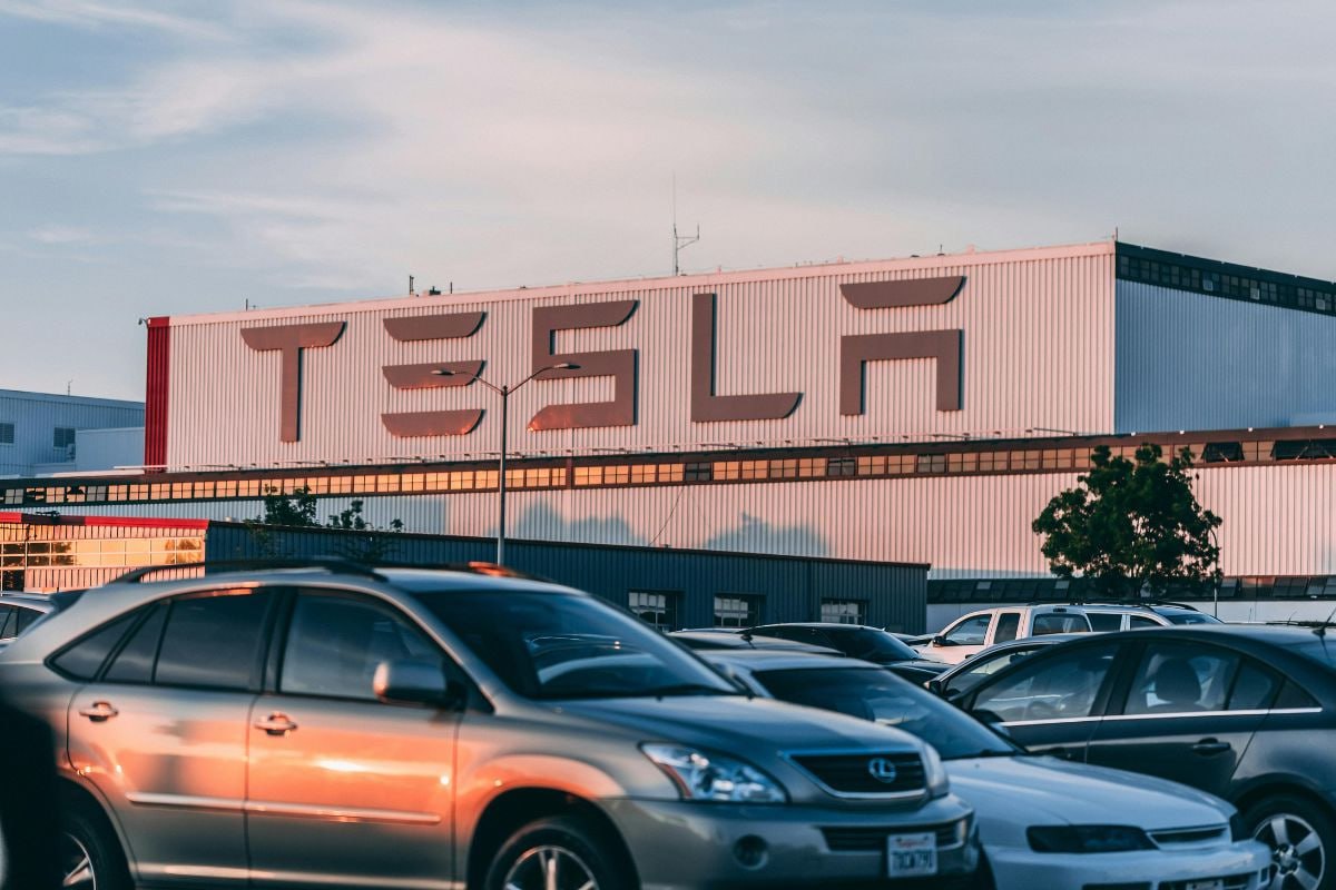 В Tesla рассказали об одном из худших кварталов за десятилетие Выручка американского производителя электрокаров в II квартале просела на 12%, а доходы от продажи регулярных кредитов — на 26%. Илон Маск предупредил сотрудников и акционеров компании, что Tesla предстоит трудный год из-за возможной потери льгот для производителей электромобилей в США, а также из-за длительного процесса внедрения беспилотных автомобилей. Подробнее