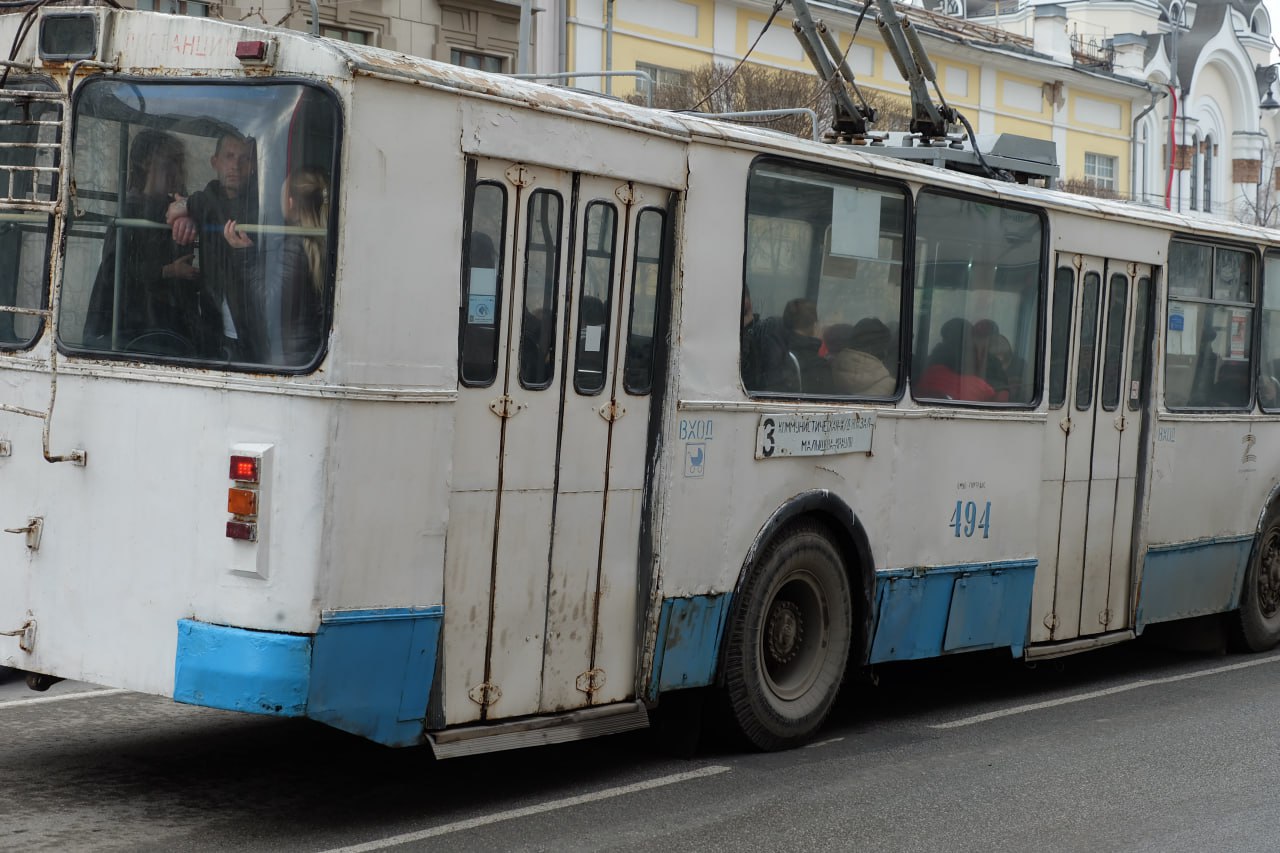 Все старые троллейбусы в Екатеринбурге хотят заменить на новые до конца года По крайней мере такие планы обозначили в считающемся близким к мэрии телеграм-канале «Екатеринбург. Главное». В рамках транспортной реформы власти Екатеринбурга полностью заменят старые троллейбусы. Корректировка бюджета города учла закупку 50 единиц новых машин, что позволит выпускать 150 троллейбусов в день и не отправлять на улицу старый, отработавший свой век транспорт. — говорится в канале. В феврале о таких же планах говорил вице-мэр Рустам Галямов. За последние два года в Екатеринбурге уже значительно обновился троллейбусный парк, не обновлявшийся до этого 13 лет — в начале этого года в город поступило 50 новых троллейбусов «Синара», а за год до этого — ещё столько же троллейбусов «Ольгерд». Изыскать средства для новой полсотни троллейбусов рассчитывают за счёт экономии — новые машины планируют брать без удлинённого автономного хода, пишет «Екатеринбург. Главное». Судя по данным сайта TransPhoto.ru, в троллейбусных депо Екатеринбурга до сих пор числятся несколько троллейбусов 1980-х годов производства. Телеграм-канал Поддержать Подписаться Прислать новость