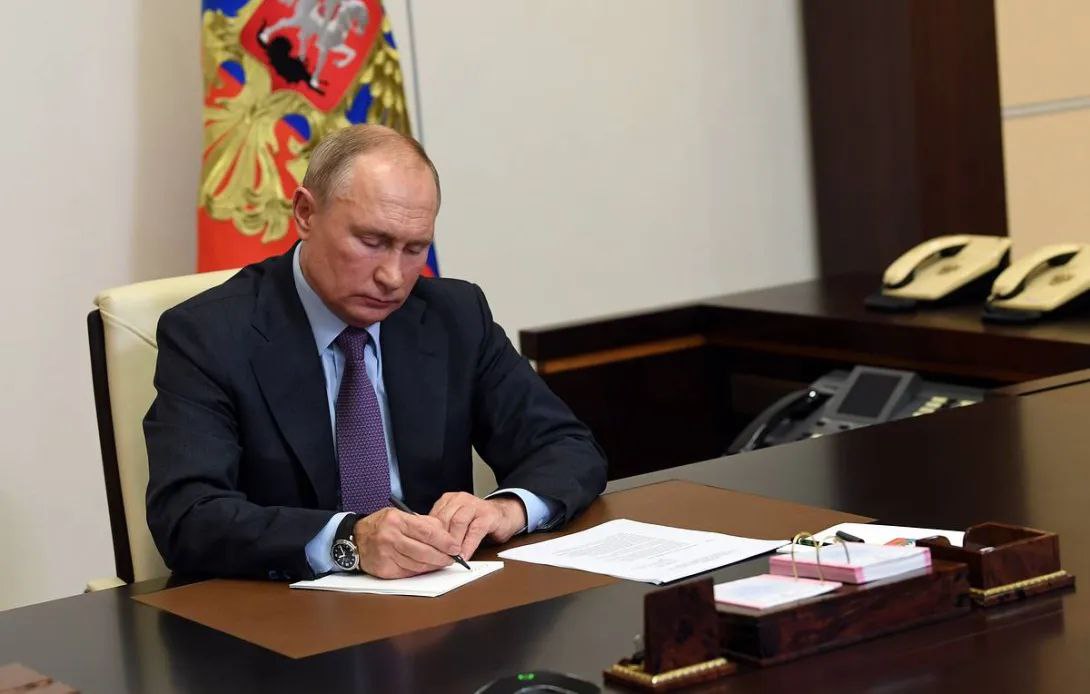 Путин подписал закон о стратегически важных лекарствах СЗЛС . Список СЗЛС, формируемый из ЖНВЛП, будет утверждаться правительством. Локализация производства СЗЛС на всех стадиях запланирована. Закон вступит в силу 1 сентября 2025 года. Разработка проекта велась Минздравом, обсуждалась общественностью и прошла все стадии парламентского одобрения. Изначально, список СЗЛС был создан в 2010 году для обеспечения национальной безопасности. Главной целью является внедрение механизма «второй лишний» при закупках. Создание критериев заняло несколько месяцев, согласование позиций ведомств Минздрав, Минпромторг, ФАС завершилось только в мае. Предполагается разделить СЗЛС на две части: на отечественные препараты будет распространяться механизм «второй лишний», а на импортные — ценовые преференции.