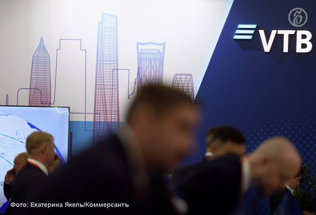 Минфин Кемеровской области заключил контракты с ВТБ о предоставлении кредитных линий на 14 млрд руб. Деньги предназначены для финансирования дефицита бюджета и погашения долговых обязательств, сообщает «Интерфакс» со ссылкой на данные портала госзакупок. Банк откроет 14 возобновляемых кредитных линий с лимитом 1 млрд руб. сроком на год. Средства выделят под 23,39% годовых эта цифра установлена с учетом ключевой ставки в 21% и надбавки в 2,39% . В каждом из аукционов на привлечение кредитных средств был еще один участник помимо ВТБ, но его кто именно, неизвестно. На 2025 год расходы бюджета Кемеровской области установлены на уровне 251 млрд 464,2 млн руб., доходы — 229 млрд 688,6 млн руб. Дефицит — 21 млрд 775,6 млн руб. или 8,7% расходов. По данным на 1 мая, госдолг региона составил 88,5 млрд руб.