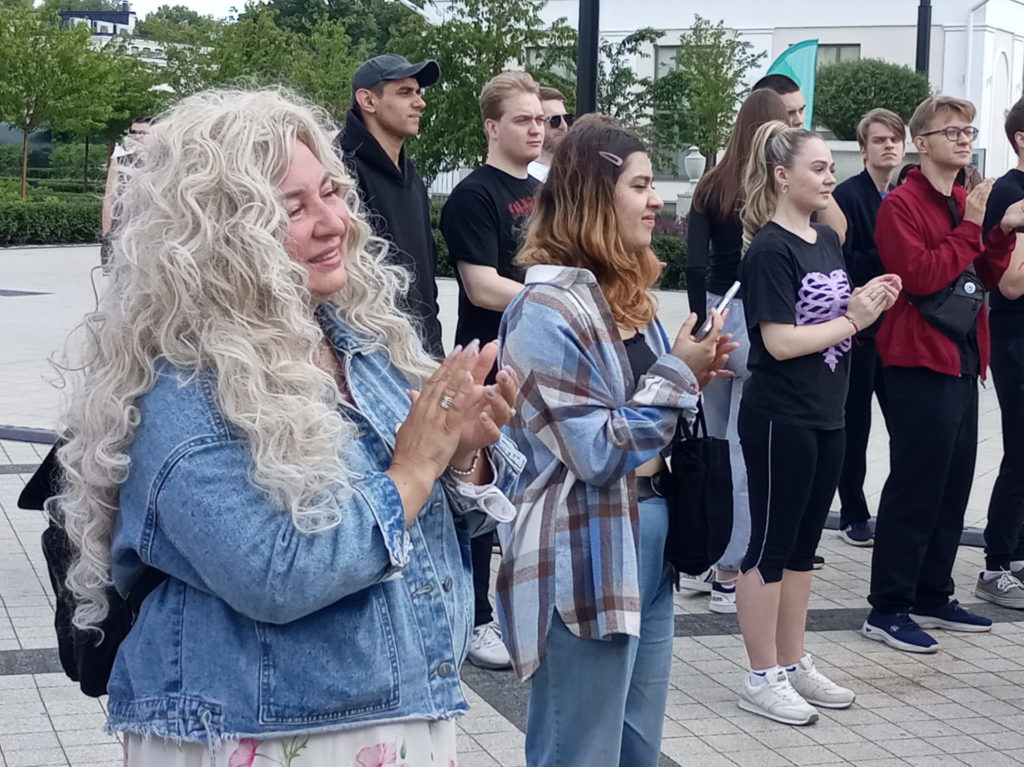 В День молодежи на Рязанскую ВДНХ приходили за призами и зарядкой  На площадке рязанской ВДНХ собрались молодежные активисты, их наставники и просто любители активного образа жизни. От имени губернатора Рязанской области Павла Малкова молодежь региона поздравил первый зампред областного правительства Денис Боков. Он вручил волонтерам и специалистам в сфере молодежной политики знаки губернатора «За усердие» и благодарственные грамоты. Особые награды от городской администрации и Рязанской областной Думы получили юные рязанцы. – Сегодня праздник молодости, жизни и любви. Будьте смелыми, умными, любящими, лучшими. Вы опора и будущее Рязани, региона и всей России, – сказал Денис Боков. Затем студенты факультета физической культуры и спорта РГУ имени С. А. Есенина провели мастер-класс и инструктаж по несложной зарядке.  Об аквафитнесе рассказала инструктор Ирина Бокова. В разных местах Рязанской ВДНХ прошли мастер-классы, пленэры, танцевальные батлы.
