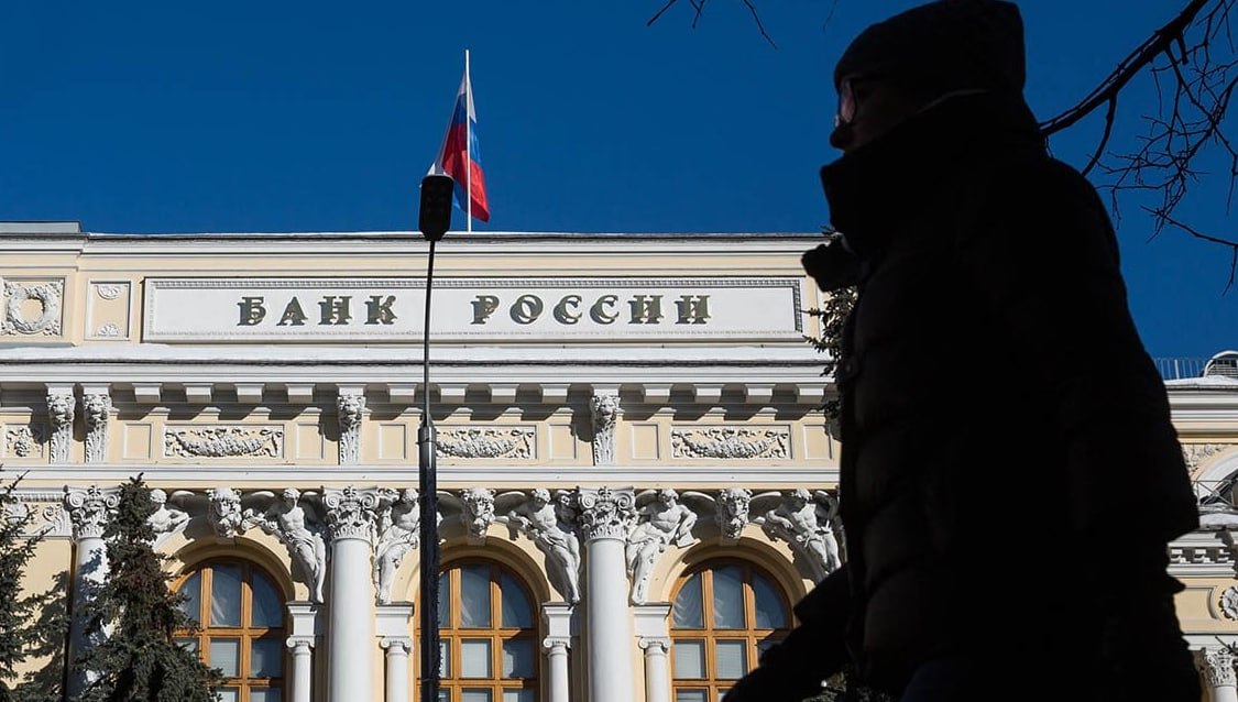 ЦБ запустил механизм для реабилитации граждан попавших в базу мошенников Ежедневно регулятор получает около тысячи жалоб граждан столкнувшихся с блокировками операций и счетов Есть случаи когда граждане попадают в мошенническую базу необоснованно Поэтому в ЦБ стали предоставлять информацию людям о том в какой организации были похищены денежные средства куда переведены номер уголовного дела и подразделение МВД куда целесообразно обратиться для того чтобы люди которые попали в базу могли сходить в МВД и подтвердить свою непричастность к совершению преступления В планах отточить механизм реабилитации и немножко почистить базу сообщили в Центробанке fatcat18